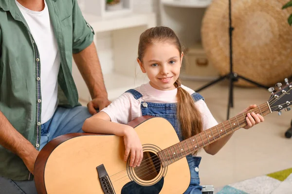 Söt Liten Flicka Som Spelar Gitarr Musikskolan — Stockfoto