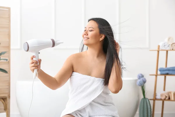 Mulher Asiática Bonita Com Secador Cabelo Casa — Fotografia de Stock