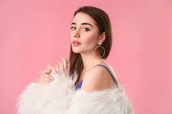 Mujer Joven Con Estilo Sobre Fondo Color — Foto de Stock