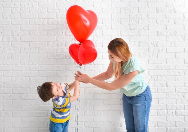 Bambino Sua Madre Con Palloncini Vicino Muro Mattoni Bianchi — Foto Stock