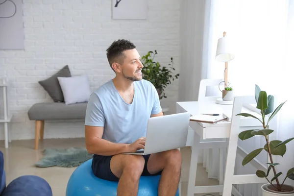 Homem Com Laptop Sentado Bola Fitness Casa — Fotografia de Stock