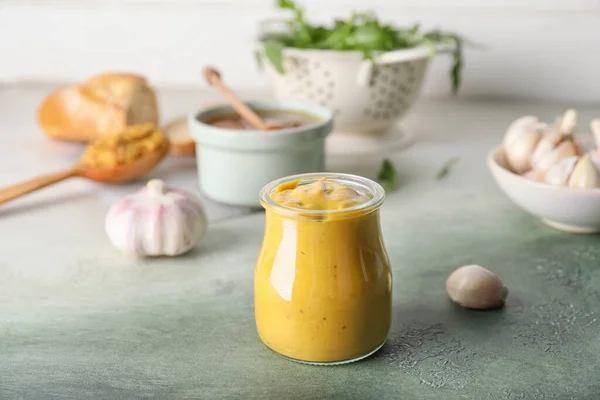 Jar Tasty Honey Mustard Sauce Color Background — Φωτογραφία Αρχείου