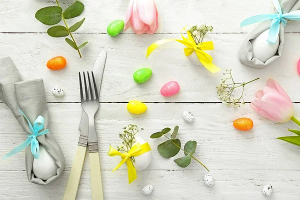 Gyönyörű Húsvéti Asztal Beállítás Fehér Háttér — Stock Fotó