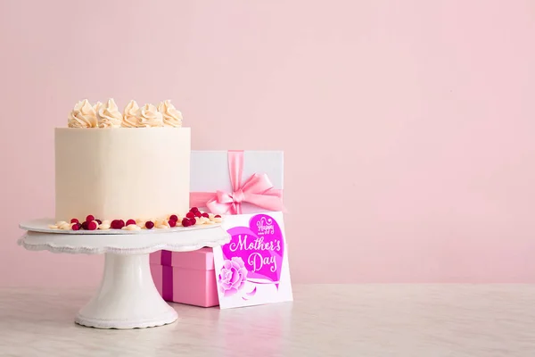 Вкусный Торт Поздравительной Открыткой Подарками Мамы Столе — стоковое фото