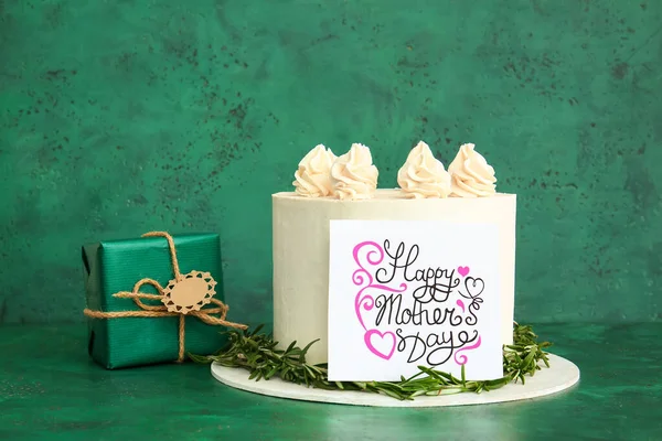 Leckere Torte Mit Grußkarte Und Geschenk Für Mutter Auf Farbigem — Stockfoto