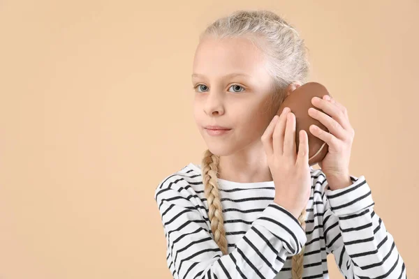 Söt Liten Flicka Med Söt Choklad Ägg Färg Bakgrund — Stockfoto