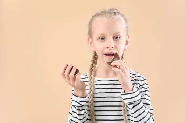 Carino Bambina Con Dolce Uovo Cioccolato Sfondo Colore — Foto Stock