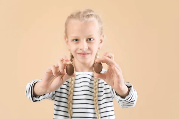 Милая Маленькая Девочка Сладкими Шоколадными Яйцами Цветном Фоне — стоковое фото
