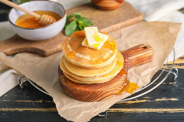 Pancake Lezat Dengan Madu Dan Mentega Atas Meja — Stok Foto