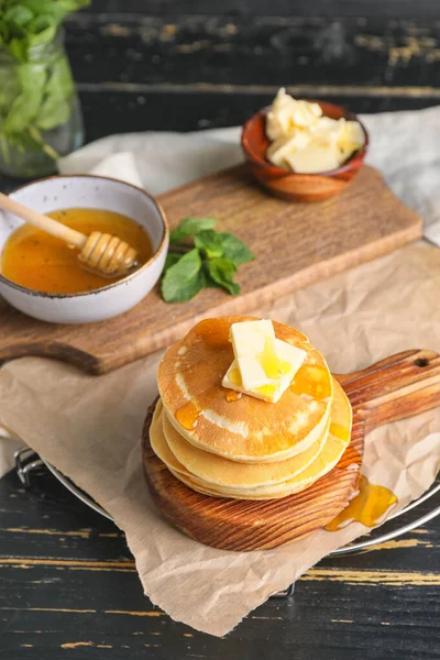 Leckere Pfannkuchen Mit Honig Und Butter Auf Dem Tisch — Stockfoto
