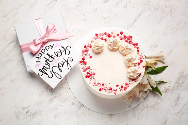 Leckere Torte Mit Grußkarte Und Geschenk Für Mutter Auf Weißem — Stockfoto