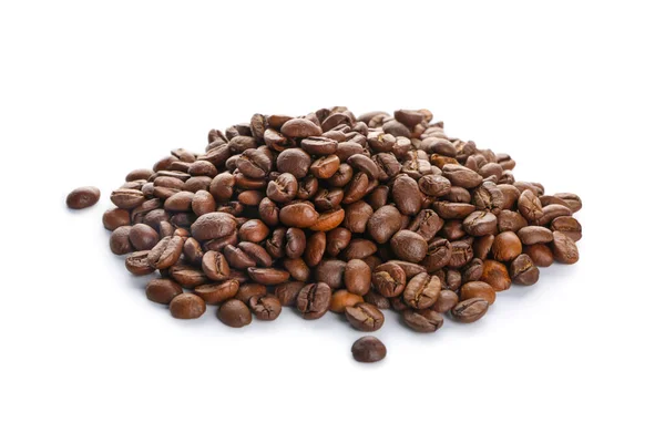 白い背景にコーヒー豆のヒープ — ストック写真