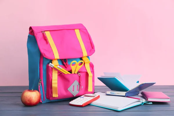 Schulrucksack Und Schreibwaren Auf Dem Tisch — Stockfoto