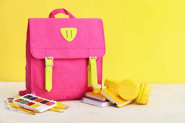 Schulrucksack Und Schreibwaren Auf Dem Tisch — Stockfoto