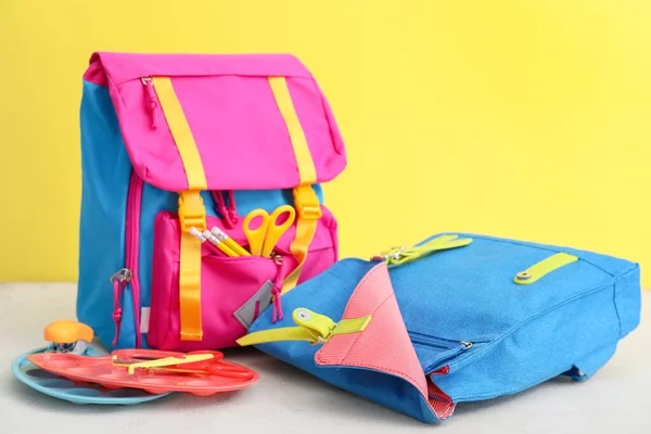 Sacs Dos Scolaires Sur Table Sur Fond Couleur — Photo