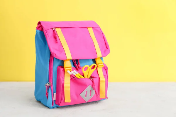 Sac Dos Scolaire Sur Table Sur Fond Couleur — Photo