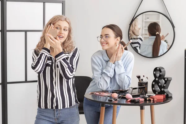 Artista Profesional Maquillaje Femenino Con Cliente Salón Belleza — Foto de Stock