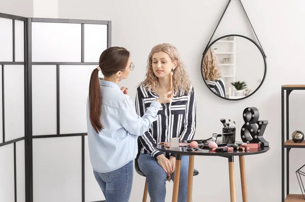 Professional Makeup Artist Working Young Woman Salon — Stock Photo, Image