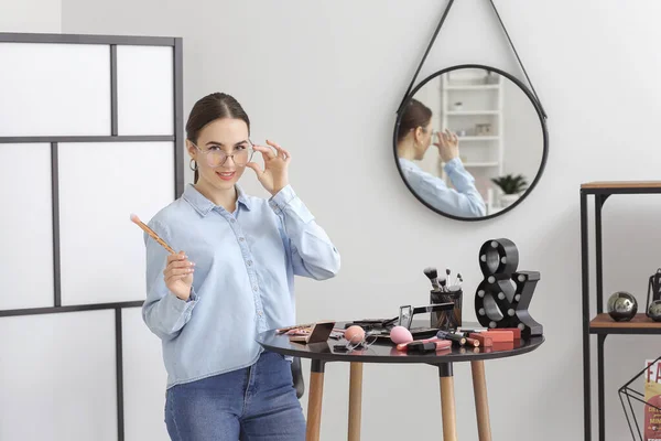 Artista Profesional Maquillaje Femenino Salón Belleza — Foto de Stock