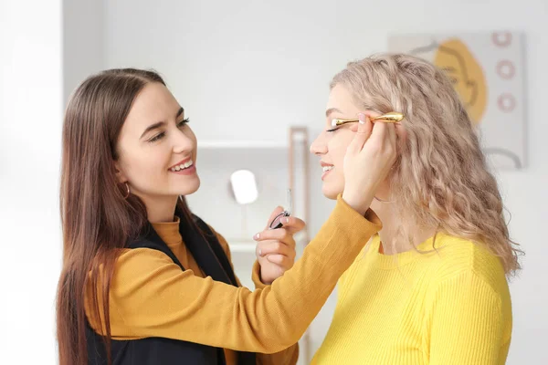 Professional Makeup Artist Working Young Woman Salon — Stock Photo, Image