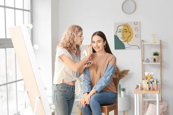 Artista Maquillaje Profesional Trabajando Con Una Mujer Joven Salón — Foto de Stock