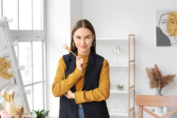 Truccatore Professionale Femminile Nel Salone Bellezza — Foto Stock