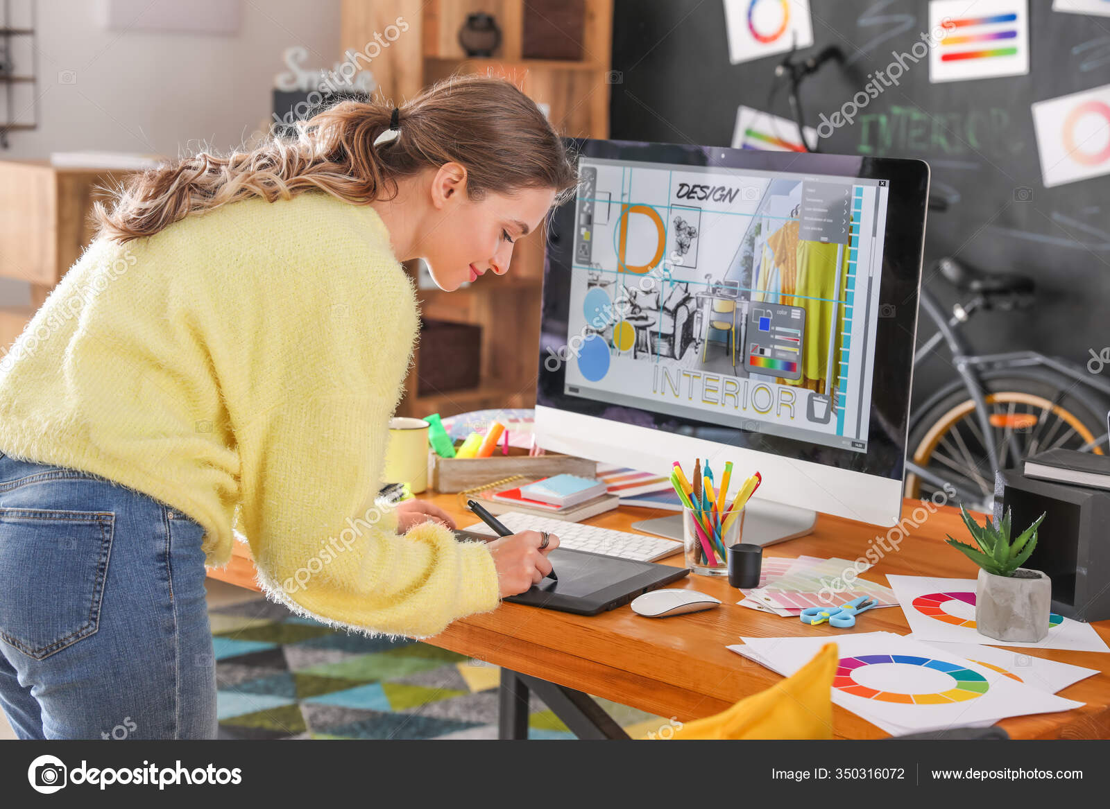 Femme Décoratrice Intérieur Travaillant Bureau ...