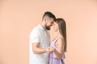 Renkli arka planda mutlu nişanlı genç çift