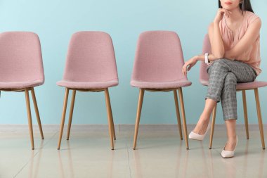 Genç kadın kapalı iş görüşmesi için bekliyor