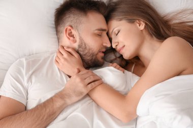 mutlu genç çift yatak odasında