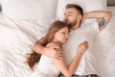 mutlu genç çift yatak odasında