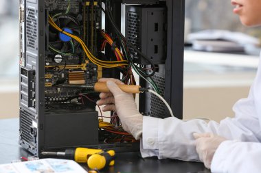 Hizmet merkezinde çalışan elektronik teknisyen