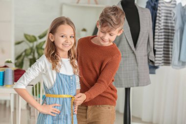 Atölyede müşterisi olan şirin bir terzi.