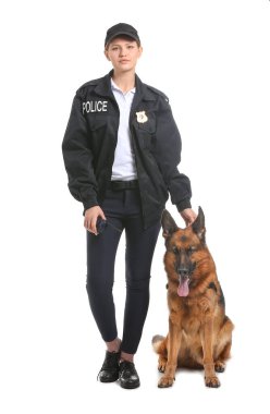 Beyaz arka planda köpeği olan kadın polis.