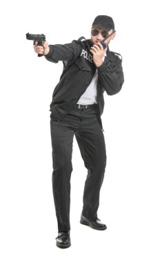 Beyaz arka planda silahlı bir erkek polis memuru.