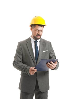 Beyaz arka planda erkek mühendis