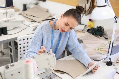Modern atölyede çalışan kadın terzi.