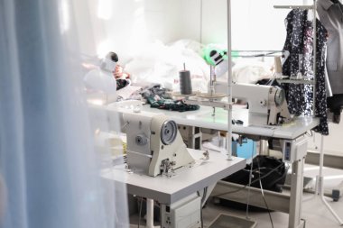 Modern terzi atölyesinin içi