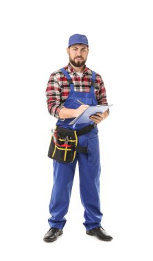 Beyaz arka planda yakışıklı tesisatçı