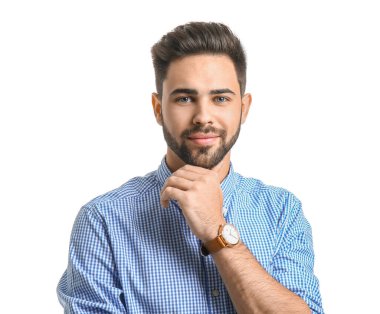 Beyaz arka planda yakışıklı bir genç.