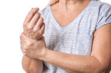 Beyaz arka planda Parkinson sendromu olan son sınıf öğrencisi kadın, yakın plan.