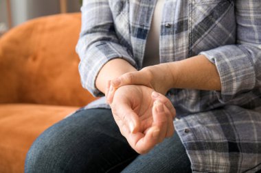 Evde Parkinson sendromundan muzdarip yaşlı bir kadın var.