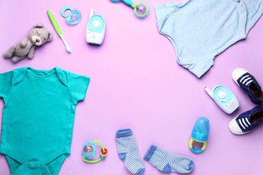 Renk arkaplanındaki bebek kıyafetlerinden ve aksesuarlarından yapılmış çerçeve