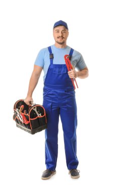 Beyaz arka planda yakışıklı tesisatçı