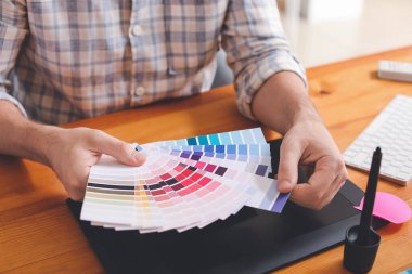 Ofiste renk paletleri olan erkek tasarımcı, yakın plan