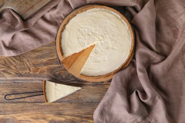 Tatlı lezzetli cheesecake masada.