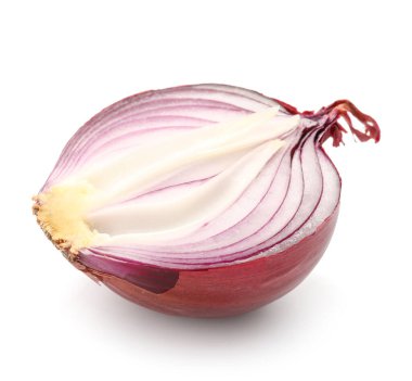 Beyaz arkaplanda taze çiğ soğan