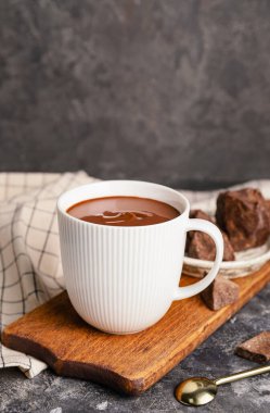 Arka planda bir fincan sıcak çikolata.