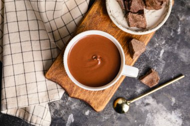 Arka planda bir fincan sıcak çikolata.