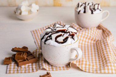 Beyaz ahşap masada bir fincan sıcak çikolata